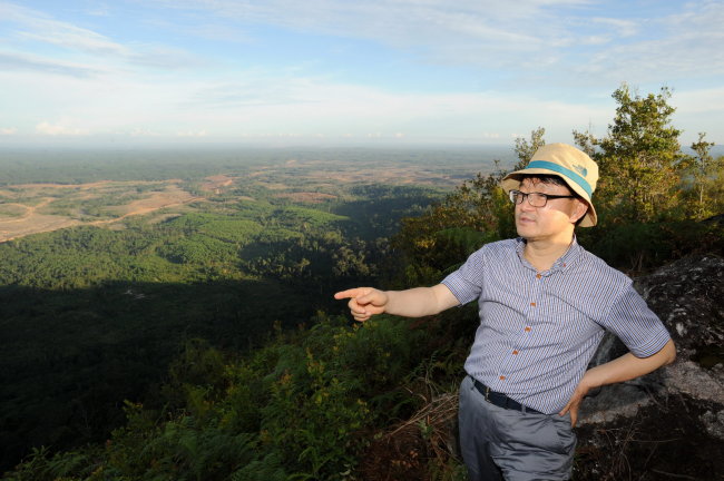 KFS Minister Shin Won-sop visits the forest plantation operated by Korindo in Pangkalan Bun, Kalimantan, Indonesia, last week.    KFS