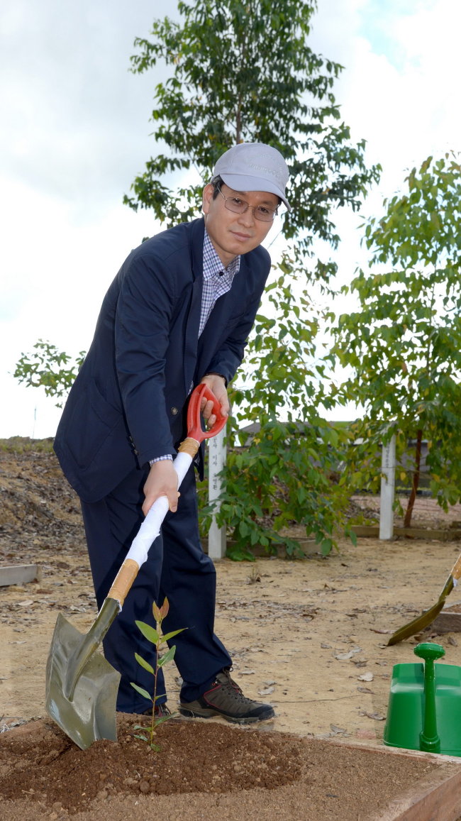 KFS senior official Ryu Kwang-su plants a seedling during his visit to a tree nursery in Indonesia last week.   KFS