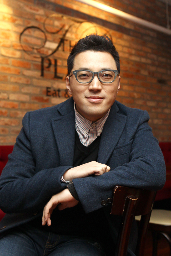 민진기(PD)
올 1월 독립편성돼 장장 7개월간 브라운관을 장악했던 ‘푸른거탑’(tvN)이 10일 시즌1의 마지막회를 앞두고 있다. 지난 8일 서울 상암 CJ E&M 사옥에서 만난 ‘푸른거탑’의 수장인 민진기〈사진〉PD에게 그 시간은 길고도 짧았다. “당분간 군대를 안 가도 된다는 생각에 후련하지만, 여전히 할 이야기가 많아 아쉽다”는 것이다.