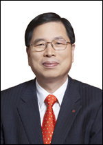 박진수(기업인/LG화학대표이사사장)
LG화학은 올해 들어 중국 경기 둔화라는 대형 암초를 만나 고전하고 있지만 오히려 공격적인 ‘차세대 먹거리’ 육성으로 시장 지위 공고화에 더욱 매진한다는 계획이다.