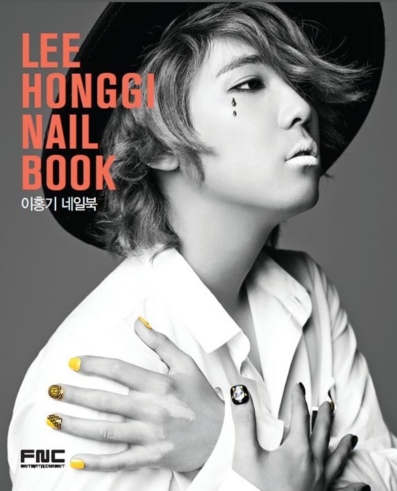 이홍기(가수/탤런트/FT아일랜드)
The cover of Lee Hong-gi’s nail art book.   FNC Entertainment