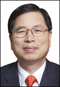 박진수(기업인/LG화학대표이사사장)
LG화학은 올해 들어 중국 경기 둔화라는 대형 암초를 만나 고전하고 있지만 오히려 공격적인 ‘차세대 먹거리’ 육성으로 시장 지위 공고화에 더욱 매진한다는 계획이다.