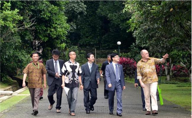 KFS chief Shin Won-sop (second from right) visits the Center for International Forestry Research in Bogor, Indonesia, last week. At right is CIFOR deputy head Peter Kanowski.   KFS