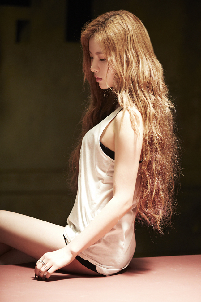 김예림(가수/투개월)
요즘 음악차트는 로이킴의 ‘러브 러브 러브’와 김예림의 ‘올라잇’, 이승철의 ‘마이 러브’, 걸스데이의 ‘여자 대통령’, 씨스타의 ‘Give It To Me’이 1위 다툼을 벌이고 있다.