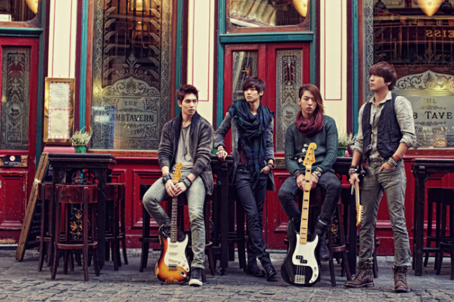 이종현(좌부터/가수/씨엔블루),강민혁(가수/탤런트/씨엔블루),이정신(가수/씨엔블루),정용화(가수/탤런트/씨엔블루)
Four-member band CNBLUE’s new single “Lady,” which is slated for release in Japan on July 31, has hit No. 1 in the presale album charts.