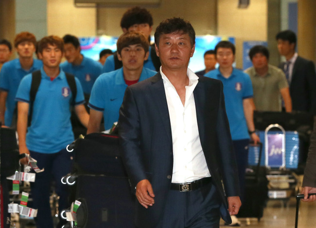 이광종(축구감독/전축구선수/U-20청소년대표팀)
Korea’s U20 national soccer team head coach Lee Kwang-jong and his squad arrive at Incheon International Airport on Tuesday.   Yonhap News