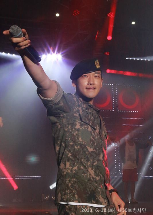 비(정지훈/가수/영화배우)
K-pop superstar Rain, or Jung Ji-hoon, was officially discharged from his mandatory military duties on Wednesday after nearly two years of service. The entertainer entered the military in October 2011 and served as a PR officer for the Defense Media Agency.