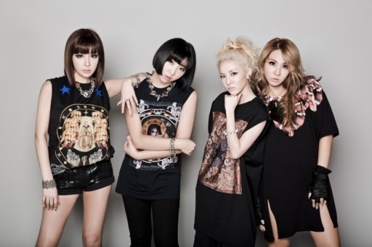 박봄(좌부터/가수/2NE1),공민지(가수/2NE1),박산다라(가수/2NE1),씨엘(이채린/가수/2NE1)
그룹 2NE1이 8일 ’Falling in Love‘의 음원을 공개하자마자 국내 음원차트를 ‘올킬’하고 해외 아이튠즈에서도 상위권에 랭크됐다.