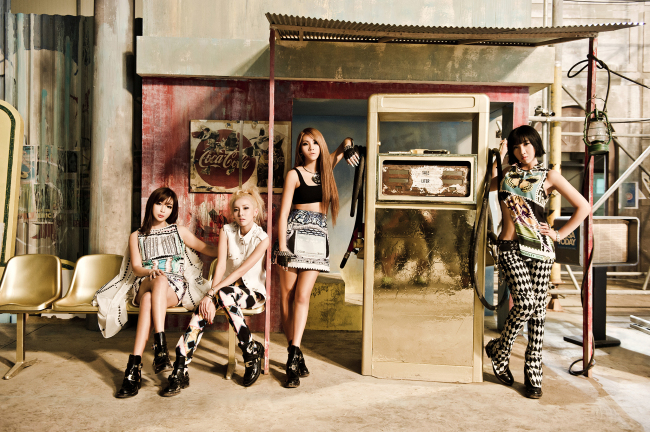 박봄(가수/2NE1),박산다라(가수/2NE1),씨엘(이채린/가수/2NE1),공민지(가수/2NE1)
걸그룹 투애니원(2NE1)이 1년 만에 싱글 ‘폴링 인 러브(Falling in Love)’를 발표하며 컴백했다. 걸그룹 중에선 드물게 강렬한 이미지로 팬들을 사로잡았던 투애니원은 이번엔 부드러운 선율의 레게(흑인 음악의 강한 비트와 미국 음악의 소울을 결합한 자메이카의 음악)로 승부수를 띄웠다. 부드러움 속에서도 “널 내 걸로 만들겠어”와 같은 가사에서 보이듯 투애니원 특유의 당당함은 여전하다. 투애니원은 결국 투애니원이다. 2NE1의 멤버 씨엘, 산다라박, 박봄, 공민지를 9일 오후 서울 서교동의 한 카페에서 만나 신곡에 대한 이야기를 들었다.