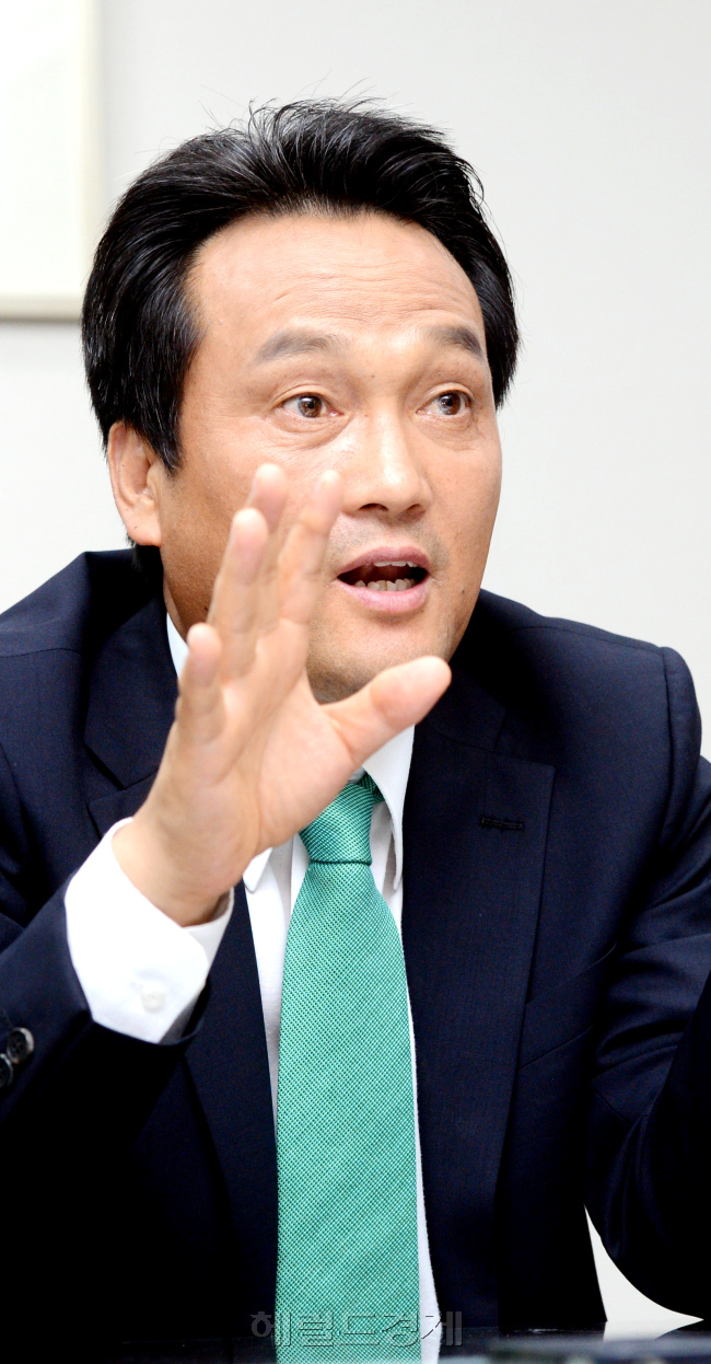 안민석 의원 의원회관 인터뷰. 박현구 기자phko@heraldcorp.com 2013.07.08
안민석 의원 의원회관 인터뷰. 박현구 기자phko@heraldcorp.com 2013.07.08
안민석 의원 의원회관 인터뷰. 박현구 기자phko@heraldcorp.com 2013.07.08