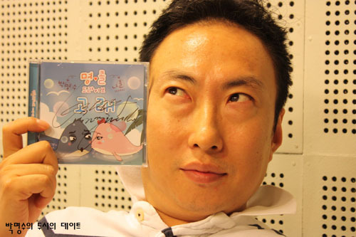 박명수(MC/가수)
박명수만이 할 수 있는 예능 영역이 있다. 김구라도 인정했듯이, 아무것도 아닌 것을 살려내는 능력이다. 무엇으로? ‘밑도 끝도 없는 개그’ 또는 ‘맥락 없이 마구 던지는 개그’다. 박명수는 대놓고 하는 뜬금없는 개그의 1인자다.