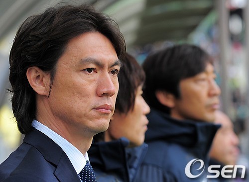 홍명보(축구감독/전축구선수/대한축구협회이사)
이번 대회는 국제축구연맹(FIFA)이 정하는 A매치 데이에 치러지지 않기 때문에 시즌 개막을 앞두고 있는 유럽파 선수들은 차출되지 않는다. K리그나 일본 J리그 등 아시아권에서 활동하는 선수들 가운데 누가 ‘홍심(心)’을 사로잡을지에 관심이 쏠린다. 홍 감독도 코칭스태프 인선을 마무리짓자마자 ‘국내파 보석’을 찾기 위해 곧바로 K리그 경기장으로 달려갔다. 지난 6,7일 대전-부산, 서울-성남 경기를 차례로 관전했다.