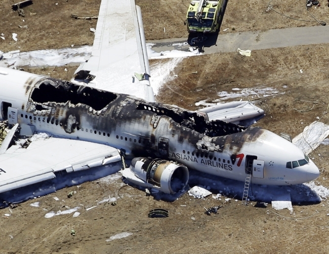 이강국 기장이 B777보다 대형기종인 B747 운항자격을 가진 것으로 드러나면서 논란이 가열되고 있다. 사진은 사고기종인 아시아나항공 214편 보잉 777-200ER기.  [연합뉴스]