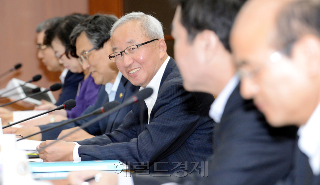 10일 오전 서울 세종로 정부청사에서 열린 경제관계장관회의에 참석한 현오석 부총리 겸 기획재정부장관이 회의 시작 전 밝게 웃고 있다./안훈기자 rosedale@ 2013.07.10
현오석 부총리 겸 기획재정부 장관(오른쪽 세 번째)이 10일 서울 세종로 정부서울청사에서 경제관계장관회의를 주재하고 있다. 현 부총리는 “보육, 요양 등 복지수요 증가 등으로 사회서비스업이 고용률 70% 달성의 주요 축이 될 것”이라고 말했다. 안훈 기자/rosedale@heraldcorp.com