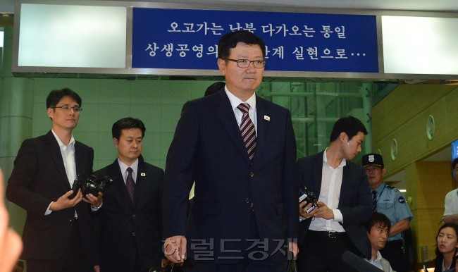 개성공단 정상화를 위한 남북간 후속 실무회담이 예정된 가운데  10일 오전 우리 측 수석대표인 서호 통일부 남북협력지구지원단장등 대표단들이  경기도 파주시 남북출입사무소를 통해 개성공단으로 향하고 있다.<br />이상섭 기자. babtong@heraldcorp.com 2013.07.10