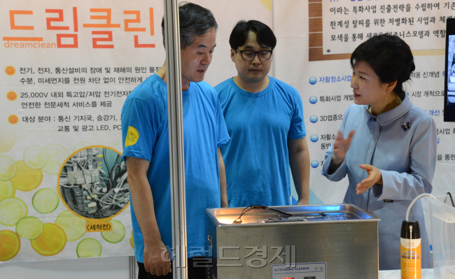 박근혜 대통령이 9일 행복 자활박람회 개회식후 전시장중 (주)드림크린(청소사업단)의 전기전자 청소장비를 관람하고 있다.<br />청와대사진기자단/헤럴드-정희조 기자
박근혜 대통령이 지난 9일 보건복지부와 고용노동부가 공동 주최하고 동아TV가 후원하는 ‘2013 내일 행복 자활박람회’가 열린 서울 삼성동 코엑스 박람회장를 둘러보고 있다.  정희조 기자/checho@heraldcorp.com
