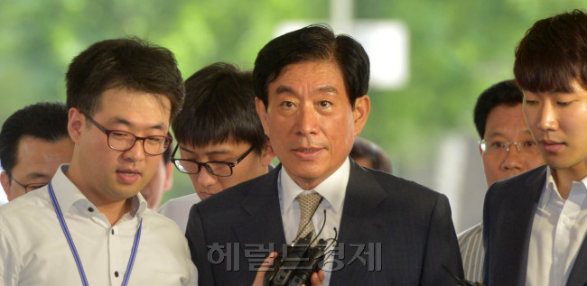 건설사 전 대표로부터 1억 5천만 원 상당의 금품을 수수한 혐의를 받고 있는 원세훈 전 국정원장이 10일 오전 영장실질심사를 받으러 서울 중앙지방법원으로 출두하고 있다.<br />김명섭 기자 msiron@heraldcorp.com