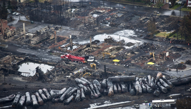 Workers comb through debris Tuesday after a train derailed Saturday causing explosions of railway cars carrying crude oil in Lac-Megantic, Quebec, Canada.   AP-Yonhap News