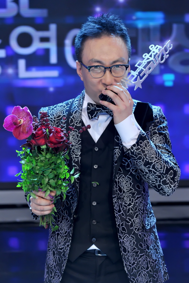 박명수(MC/가수)
박명수<사진>만이 할 수 있는 예능 영역이 있다. 김구라도 인정했듯이, 아무것도 아닌 것을 살려내는 능력이다. 무엇으로? ‘밑도 끝도 없는 개그’ 또는 ‘맥락 없이 마구 던지는 개그’다. 박명수는 대놓고 하는 뜬금없는 개그의 1인자다. 최근 ‘무한도전’ 웃겨야 산다 편의 멤버 안고 달리는 논두렁 레이스에서 게스트인 서장훈이 자주 넘어지며 몸개그에 욕심을 보이자 “업자들끼리 왜 그래. 견적 넣었으면 견적대로 해”라고 말해 웃게 만들었다.
