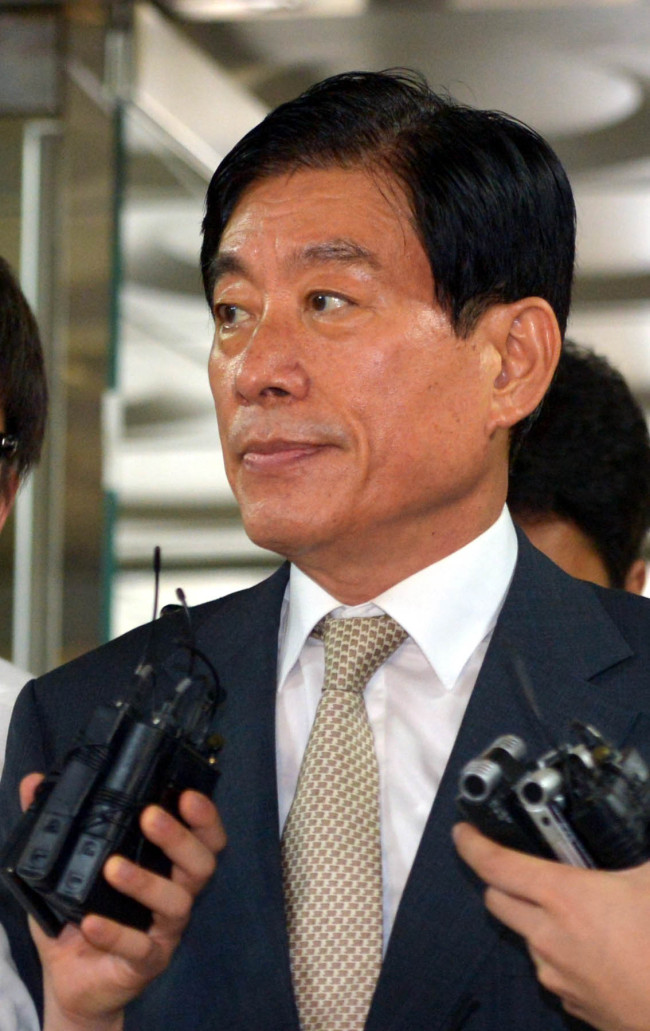 건설사 전 대표로부터 1억 5천만 원 상당의 금품을 수수한 혐의를 받고 있는 원세훈 전 국정원장이 10일 오전 영장실질심사를 받으러 서울 중앙지방법원으로 출두하고 있다.<br />김명섭 기자 msiron@heraldcorp.com