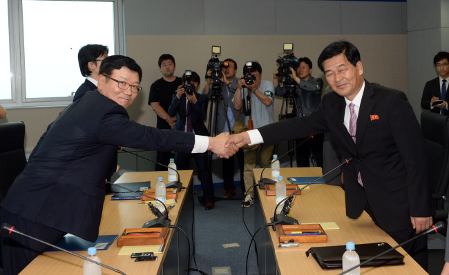 Seoul’s chief delegate Suh Ho (left) shakes hands with his North Korean counterpart Park Chol-su before talks in Gaeseong Wednesday.   Park Hae-mook/The Korea Herald