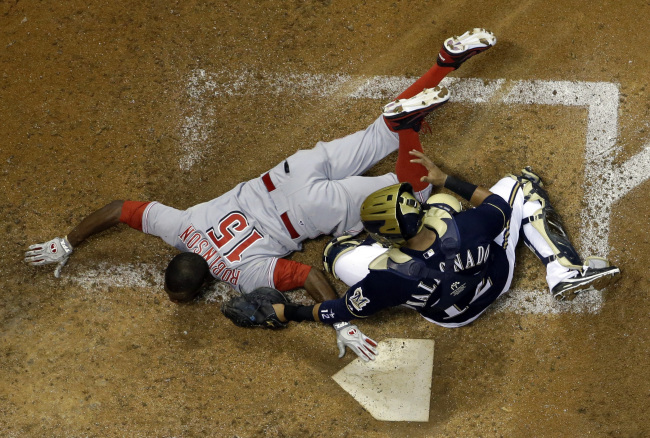 Brewers catcher Martin Maldonado tags out Reds outfielder Derrick Robinson in the seventh inning.   AP-Yonhap News