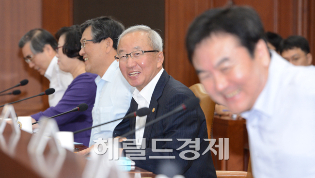 현오석(정무직공무원/기획재정부장관/부총리)
10일 오전 서울 세종로 정부청사에서 열린 경제관계장관회의에 참석한 현오석 부총리 겸 기획재정부장관이 회의 시작 전 상의 탈의를 권유하며 밝게 웃고 있다.