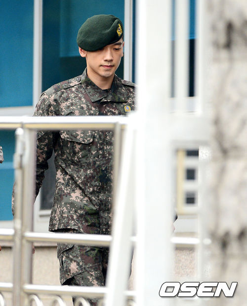 비(정지훈/가수/영화배우)
전역한 가수 비(31·정지훈)가 소속사에도 알리지 않고 어머니 산소를 가장 먼저 찾은 것으로 알려졌다.