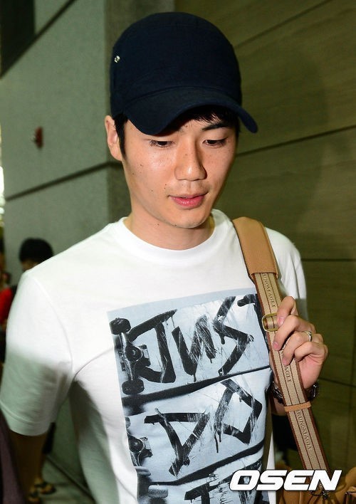 기성용(축구선수/스완지시티AFC)
협회는 10일 오전 본회 부회장단과 분과위원회 위원장들이 참석한 임원 회의에서 최근 발생한 기성용 문제를 논의했다. 협회는 이날 보도자료를 통해 “최근 SNS를 통해 개인적인 견해를 밝혀 물의를 일으킨 기성용 선수의 건과 관련하여 국가대표선수의 관리와 관련된 본회의 책무와 소임을 다하지 못한 것에 대해 겸허히 사과 드린다”고 전했다.