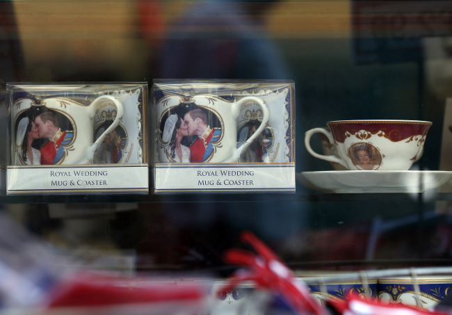 <YONHAP PHOTO-1648> Royal souvenirs are displayed in a shop window in London, Monday, July 8, 2013. Britain's Prince William and his wife Kate are expecting their first child to be born in mid-July. (AP Photo/Frank Augstein)/2013-07-08 22:25:55/ <저작권자 ⓒ 1980-2013 ㈜연합뉴스. 무단 전재 재배포 금지.>
Royal souvenirs are displayed in a shop window in London, Monday. Britain’s Prince William and his wife, Kate, are expecting their first child in mid-July.   AP-Yonhap News