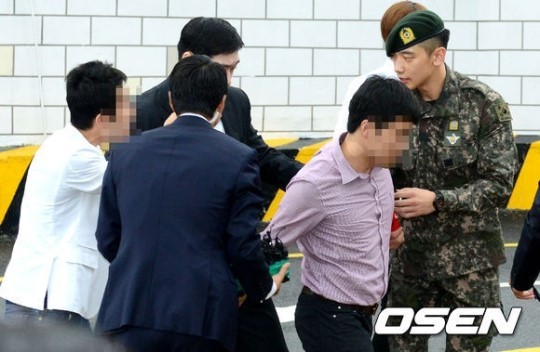 비(정지훈/가수/영화배우)
10일 오전 비는 국방홍보지원대에서 전역식을 마친 후 300여 명의 팬들과 취재진 앞에서 소감을 밝혔다. 그는 “최선을 다해 열심히 하겠다. 와주셔서 감사하다”는 짧은 소감 만을 밝힌 뒤 황급히 자리를 떴다.