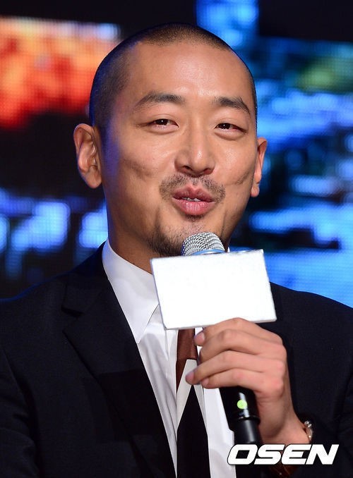 하정우(김성훈/영화배우)
하정우는 10일 마포구 서교동 브이홀에서 열린 영화 ‘더 테러 라이브’ 제작보고회에서 삭발한 모습으로 등장해 눈길을 끌었다.