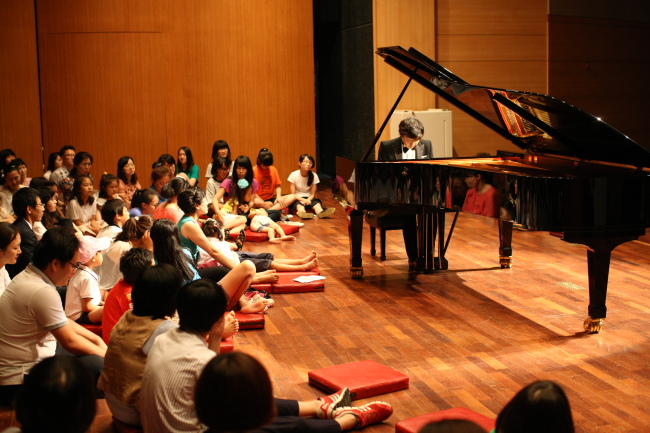Audience members listen to pianist Kim Tae-hyung’s performance at
Gimjae Cultural Arts Center in July 2012. (The House Concert)