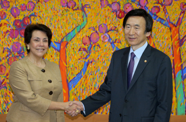 윤병세(정무직공무원/전외무공무원/외교부장관)
South Korea and Honduras signed a memorandum of understanding to establish a high-level policy consultative body between the two nations, as part of their efforts to strengthen bilateral cooperation, an official said Wednesday.