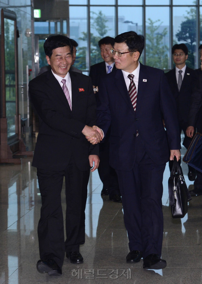10일 오후 개성공단에서 열린 2차 남북실무자회의를 마친 서호 통일부 남북협력지구지원단장과 박철수 중앙특구개발지도총국 부총국장이 개성공단 종합지원센터를 나서고 있다.  남북 양측은 이번 회담에서 의견차를 좁히지 못하고 합의문 없이 종료했다. 오는 15일 다시 개성공단에서 3차 실무회담을 열기로 했다. <br /> [개성=박해묵 기자 mooh@heraldcorp.com]
10일 오후 개성공단에서 열린 2차 남북실무자회의를 마친 서호 통일부 남북협력지구지원단장과 박철수 중앙특구개발지도총국 부총국장이 개성공단 종합지원센터를 나서고 있다.  남북 양측은 이번 회담에서 의견차를 좁히지 못하고 합의문 없이 종료했다. 오는 15일 다시 개성공단에서 3차 실무회담을 열기로 했다.
[개성=박해묵 기자 mooh@heraldcorp.com]
10일 오후 개성공단에서 열린 2차 남북실무자회의를 마친 서호 통일부 남북협력지구지원단장과 박철수 중앙특구개발지도총국 부총국장이 개성공단 종합지원센터를 나서고 있다. 남북 양측은 이번 회담에서 의견 차이를 좁히지 못하고 합의문 없이 종료했다. 15일 다시 개성공단에서 3차 실무회담을 열기로 했다.   개성=박해묵 기자/mook@heraldcorp.com