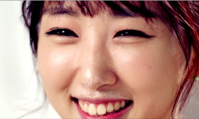 해이(가수/비키니)
걸그룹 비키니 해이가 새로 공개한 신곡 ’날 받아줘‘ 뮤직비디오에서 사랑스러운 눈웃음을 과시했다.
