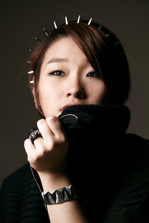 손승연(가수)
보컬괴물 손승연의 신곡 ‘미친게 아니라구요’가 주요 음원차트 상위권에 진입했다.