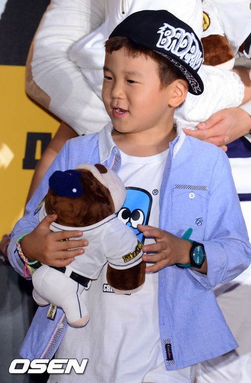 윤후(윤민수아들)
가수 윤민수와 아들 윤후는 지난 9일 오후 서울 삼성동 메가박스 코엑스에서 열린 영화 ‘미스터 고’ VIP 시사회에 참석해 포토타임을 가졌다.