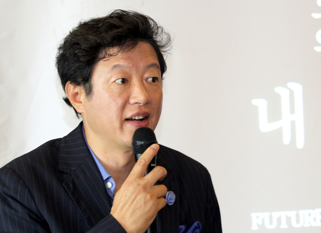 김난도(교수/작가)
Seoul National University professor and author Kim Ran-do speaks during a press conference in Seoul last week.   Yonhap News
Seoul National University professor and author Kim Ran-do speaks during a press conference in Seoul last week.   Yonhap News
Seoul National University professor and author Kim Ran-do speaks during a press conference in Seoul last week.   Yonhap News