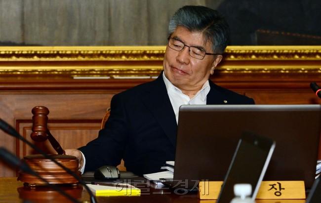 김중수 한국은행 총재가 11일 서울 중구 한국은행에서 열린 7월 기준금리 관련 금융통화위원회에 참석, 회의 진행을 알리는 의사봉을 두드리고 있다.
김중수 한국은행 총재가 11일 서울 중구 한국은행에서 열린 7월 기준금리 관련 금융통화위원회에 참석, 회의 진행을 알리는 의사봉을 두드리고 있다.