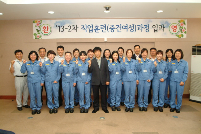 포스코는 지난 8일 포항 미래창조아카데미에서 기혼여성을 대상으로 한 13주 과정의 생산직 직업훈련과정 입과식을 개최했다.  [사진제공=포스코]