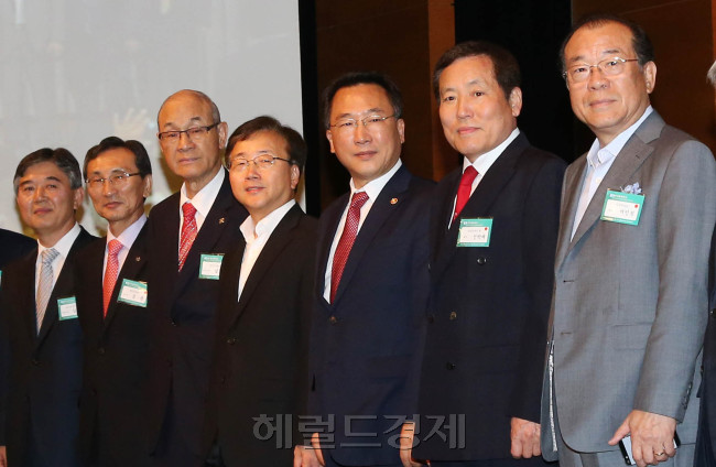 11일 대한사의에서 열린 항하남고용노동부장관 초청 조찬간담회에서 이동근 대한상의 상근부회장과 방하남 고용노동부 장관등 주요 참석자들이 기념촬영을 하고 있다.<br />이상섭 기자. babtong@heraldcorp.com
11일 대한사의에서 열린 항하남고용노동부장관 초청 조찬간담회에서 이동근 대한상의 상근부회장과 방하남 고용노동부 장관등 주요 참석자들이 기념촬영을 하고 있다.
이상섭 기자. babtong@heraldcorp.com