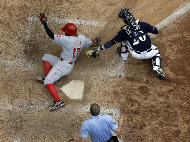 추신수(야구선수/신시내티레즈)
Cincinnati Reds center fielder Choo Shin-soo scores a run against the Milwaukee Brewers on Wednesday. The Korean went 3 for 4 with a double.   AP-Yonhap News