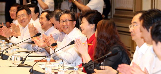 박근혜대통령이 11일 오전 청와대에서 열린  무역투자진흥회의에서 인사를 나누고 있다.<br />정희조기자 checho@heraldcorp.com
박근혜 대통령이 11일 청와대에서 2차 무역투자진흥회의를 주재하고 있다. 정부는 이날 ‘대못 규제’ 개선과 토지규제 완화를 주요 내용으로 하는 규제개선 중심의 2단계 투자활성화 대책을 내놨다. 정희조 기자/checho@