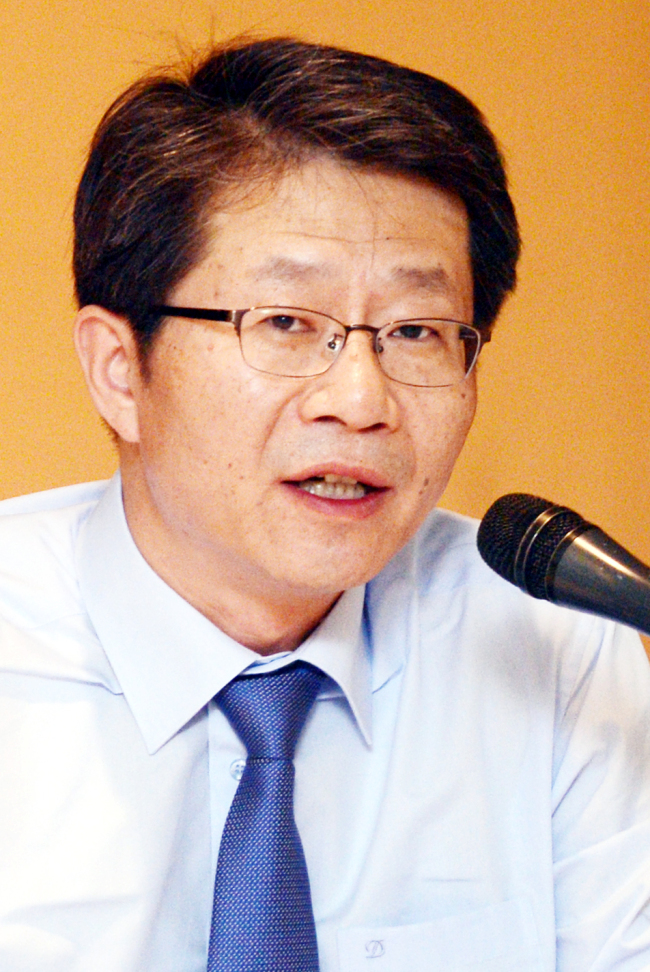 Unification Minister Ryoo Kihl-jae speaks at a North Korea policy forum in Seoul on Thursday.   Park Hyun-koo/The Korea Herald