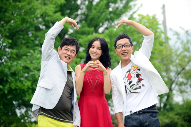 이경규(MC/개그맨),한혜진(탤런트/영화배우),김제동(MC/개그맨)
방송가의 두 입담꾼인 이경규, 김제동과 더불어 ‘예능 새내기’였던 배우 한혜진을 엮은 세 MC가 매주 한 명의 게스트를 앉혀 놓고 ‘살아온 이야기’를 나눴다. 대선을 앞두곤 박근혜 대통령을 비롯한 여야를 대표하는 후보자가 초특급 게스트로 등장했고, 법륜스님부터 닉 부이치치까지 각계를 대표하는 초대손님이 ‘힐링캠프’의 주역이 됐다.