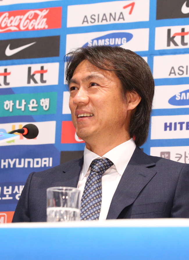 홍명보(축구감독/전축구선수/축구국가대표팀)
<YONHAP PHOTO-0857> 미소짓는 홍명보 감독 (파주=연합뉴스) 안정원 기자 = 홍명보 축구 대표팀 감독이 11일 경기도 파주시 축구대표팀 트레이닝센터에서 열린 동아시아연맹(EAFF) 축구대회(동아시안컵)출전 대표팀 명단 발표를 마친 뒤 소집선수 복장관련 질문에 미소짓고 있다. 이 자리에는 박건하, 김태영 코치와 김봉수 GK코치가 함께 참석했다. 2013.7.11 jeong@yna.co.kr/2013-07-11 12:52:54/ <저작권자 ⓒ 1980-2013 ㈜연합뉴스. 무단 전재 재배포 금지.>
National team head coach Hong Myung-bo takes part in a press conference on Thursday.   Yonhap News