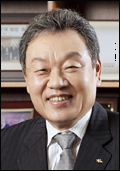 어윤대(금융인/교수/kB금융지주회장/고려대학교명예교수)
11일 서울 명동 KB금융지주 본사 강당에서 열린 ‘KB금융그룹 회장 이임식’에 선 어윤대 KB금융지주 회장은 만감이 교차했다. KB금융지주 임직원들과 함께한 지난 3년이 주마등처럼 스치며, 힘들었지만 보람됐던 날들이 떠올랐다. 지난 2008년 금융위기 이후 좀처럼 경제상황이 개선되지 않았고, KB금융지주 역시 위기를 절감했다.