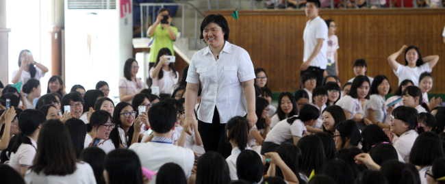 장미란(전역도선수)
Retired Olympic weightlifting champion Jang Mi-ran is greeted by students at Il Shin Girls’ High School in Cheongju, North Chungcheong Province, on Thursday while heading to the platform for a special lecture.   Yonhap News