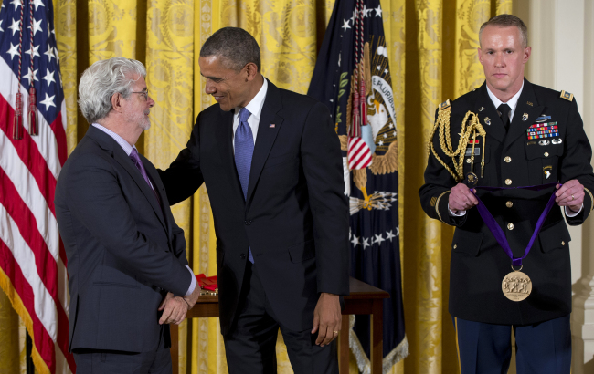 조지루카스(GeorgeLucas/영화감독/시나리오작가),버락오바마(BarackObama/정치인/미국대통령)
President Barack Obama talks to director George Lucas on Wednesday in the East Room of the White House in Washington, where he awarded him with the 2012 National Medal of Arts.   AP-Yonhap News